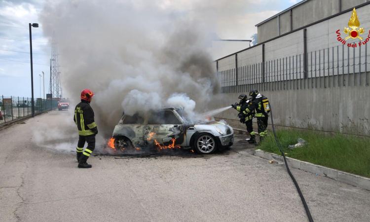 Auto in fiamme nel parcheggio del cimitero: intervengono i Vigili del Fuoco