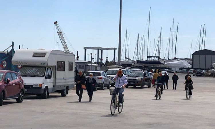 Civitanova, troppe auto nell'area portuale. FIAB: "Spazio invivibile, il Comune agisca"