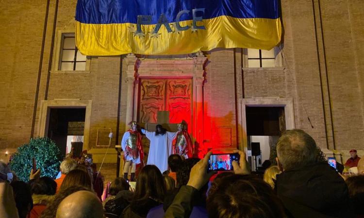 Fabriano, la Via Crucis al tempo della guerra in Ucraina. "Mandiamo messaggio di speranza" (FOTO)