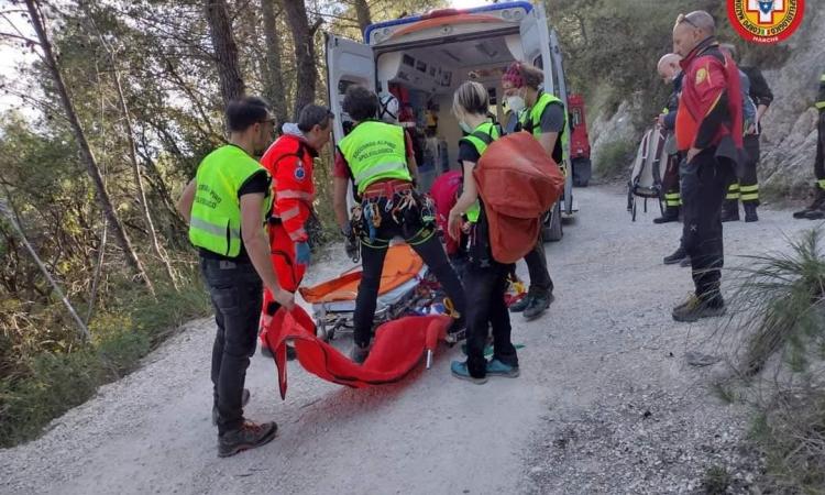 Cade durante un'escursione con amici: soccorsa in barella Cade durante un'escursione con amici: soccorsa in barella