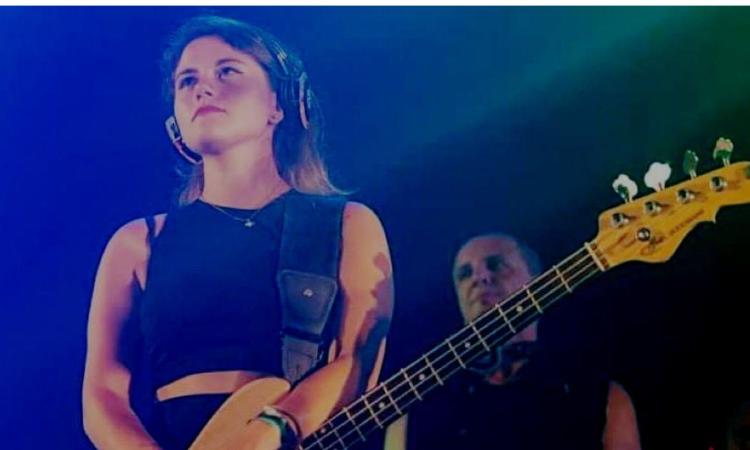 Da Cingoli a Torino, la bassista Elisabetta Tassi nello spot dell'Eurovision song contest Da Cingoli a Torino, la bassista Elisabetta Tassi nello spot dell'Eurovision song contest
