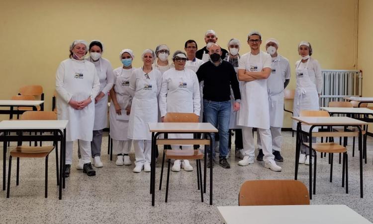 Nuovi pizzaioli grazie al corso tenuto a Civitanova dall'ente di formazione Lacam Nuovi pizzaioli grazie al corso tenuto a Civitanova dall'ente di formazione Lacam