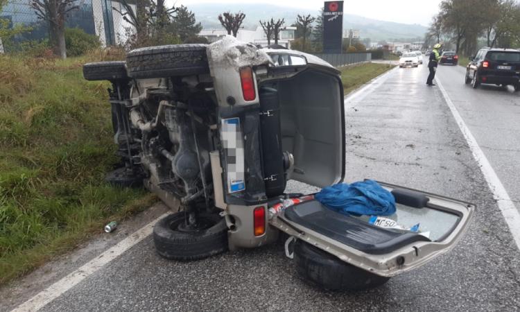 San Severino, asfalto viscido per la pioggia: suv si ribalta lungo la Statale San Severino, asfalto viscido per la pioggia: suv si ribalta lungo la Statale