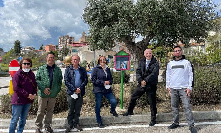 Contro il rischio di dipendenze digitali: a Montefano circolano libri