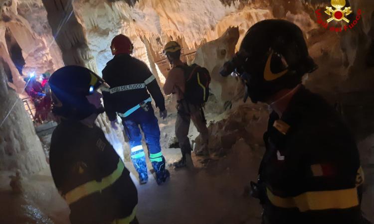 Grotte di Frasassi, donna scivola lungo sentiero speleo: ingressi bloccati per i soccorsi (FOTO)