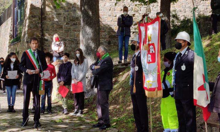 Camerino, celebrato il 25 aprile: fiori sulle vie che portano i nomi dei partigiani Camerino, celebrato il 25 aprile: fiori sulle vie che portano i nomi dei partigiani
