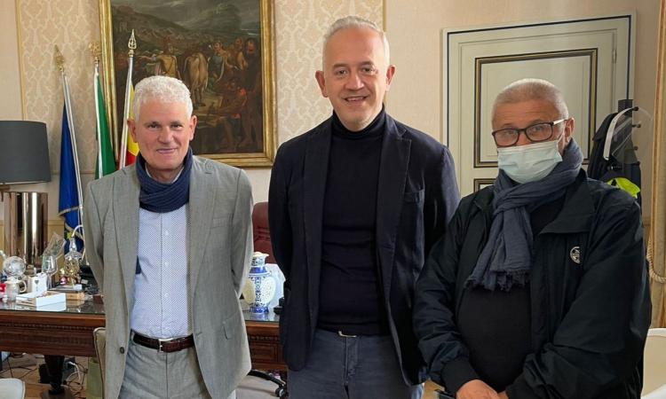 Civitanova, il sottotenente Vincenzo Marini va in pensione dopo 46 anni di servizio: l'omaggio del sindaco Civitanova, il sottotenente Vincenzo Marini va in pensione dopo 46 anni di servizio: l'omaggio del sindaco