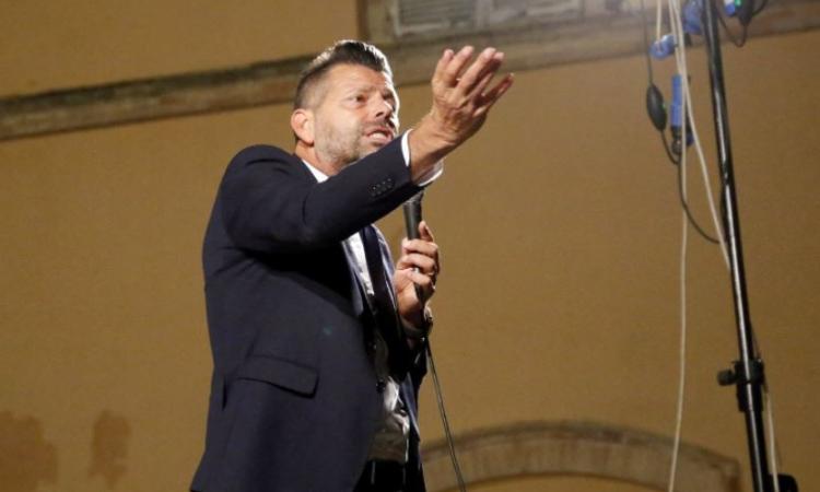 Salvini e Le Pen a testa in giù, lo "scivolone" costa caro a Mangialardi: sarà presto sostituito