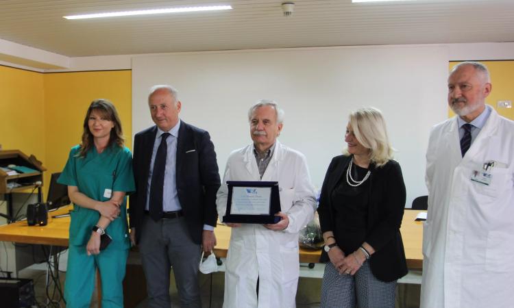 Macerata, l’Ospedale saluta il dottor Chiodera. Saltamartini: “Poche risorse per la Sanità, serve riorganizzare” Macerata, l’Ospedale saluta il dottor Chiodera. Saltamartini: “Poche risorse per la Sanità, serve riorganizzare”