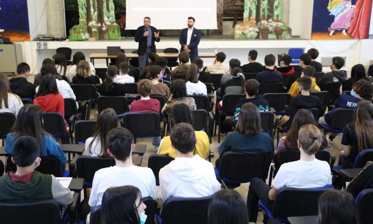 Civitanova, grande partecipazione all'Istituto via Tacito per l'incontro col Generale Piccinelli Civitanova, grande partecipazione all'Istituto via Tacito per l'incontro col Generale Piccinelli