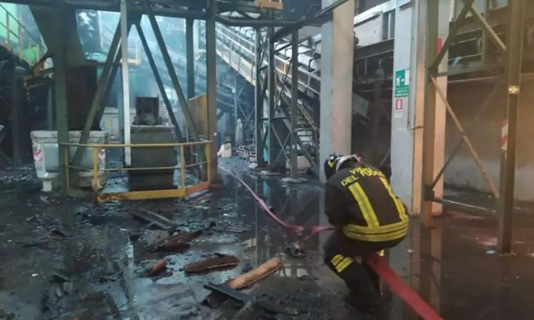 Incendio Cosmari, ufficiali i dati sulle diossine. “Livelli nella norma, rischio ambientale superato”