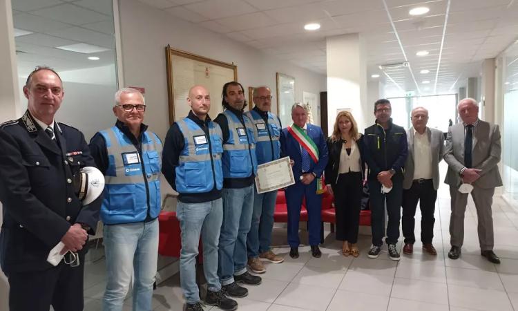 Tolentino, quattro nuovi ispettori ambientali al Cosmari: il giuramento nell'ufficio del sindaco