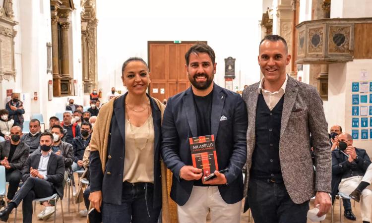Morrovalle, tutto esaurito per il giornalista Peppe Di Stefano e il suo 'Milanello: la casa del Diavolo' Morrovalle, tutto esaurito per il giornalista Peppe Di Stefano e il suo 'Milanello: la casa del Diavolo'