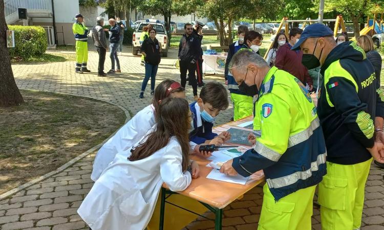 Castelraimondo, la Protezione Civile incontra gli alunni per sensibilizzarli al volontariato Castelraimondo, la Protezione Civile incontra gli alunni per sensibilizzarli al volontariato