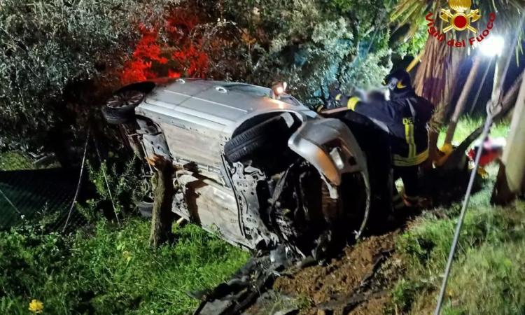 Esce di strada con l'auto e si ribalta: giovane soccorso in eliambulanza Esce di strada con l'auto e si ribalta: giovane soccorso in eliambulanza