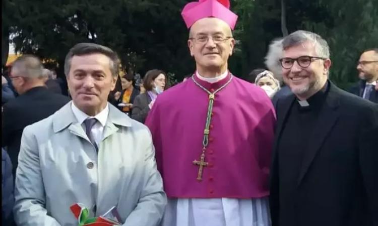 Pesaro, il nuovo arcivescovo Sandro Salvucci è di Corridonia: "Una tradizione si rinnova" Pesaro, il nuovo arcivescovo Sandro Salvucci è di Corridonia: "Una tradizione si rinnova"