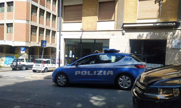 Macerata, bimba caduta dal terzo piano: è stata la madre. Una lite la causa del folle gesto (FOTO e VIDEO) Macerata, bimba caduta dal terzo piano: è stata la madre. Una lite la causa del folle gesto (FOTO e VIDEO)