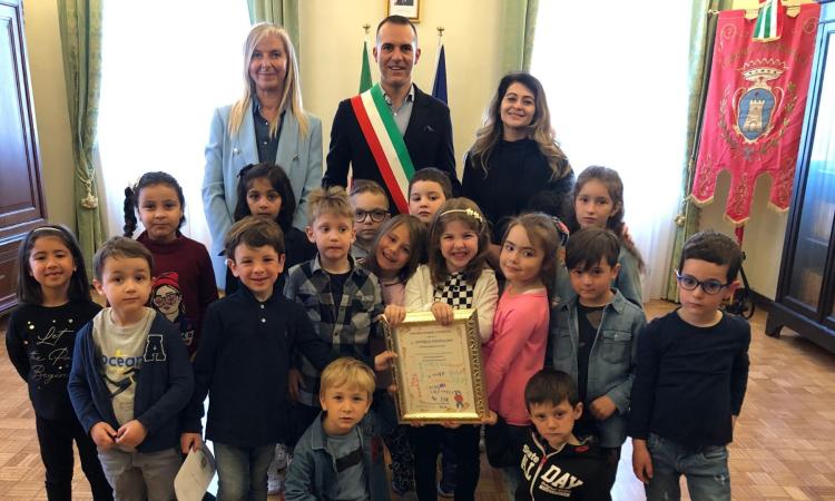Morrovalle, i bambini dell'asilo premiano il sindaco Staffolani Morrovalle, i bambini dell'asilo premiano il sindaco Staffolani