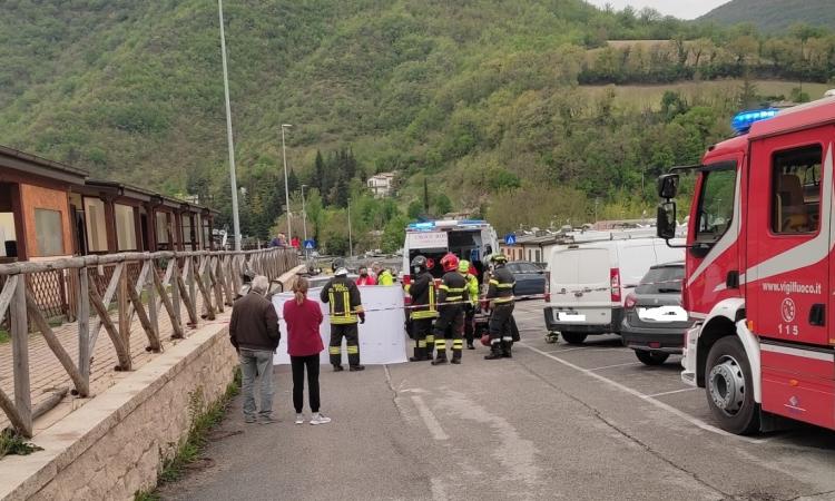 Dramma a Pieve Torina, uomo schiacciato dalla propria auto mentre la spinge (FOTO) Dramma a Pieve Torina, uomo schiacciato dalla propria auto mentre la spinge (FOTO)