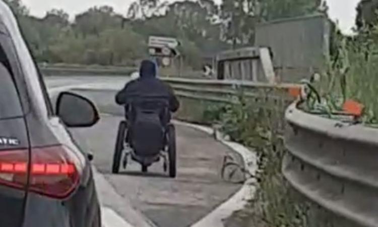 Civitanova, in superstrada con la carrozzina elettrica: fermato dalla Polizia Civitanova, in superstrada con la carrozzina elettrica: fermato dalla Polizia