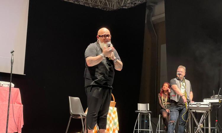 Castelraimondo, oltre 400 persone per lo show "Un uomo da pic-nic" di Antonio Lo Cascio Castelraimondo, oltre 400 persone per lo show "Un uomo da pic-nic" di Antonio Lo Cascio