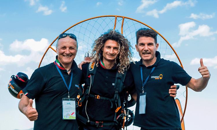 Montecosaro, parapendio a motore: l'azienda Vittorazi porta l'Italia sul tetto del mondo