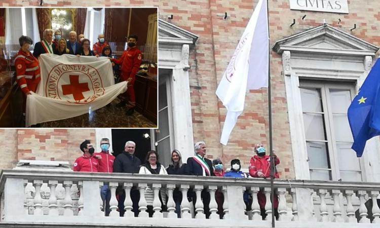 Macerata, giornata mondiale della Croce Rossa: la bandiera sventola dal Palazzo Comunale
