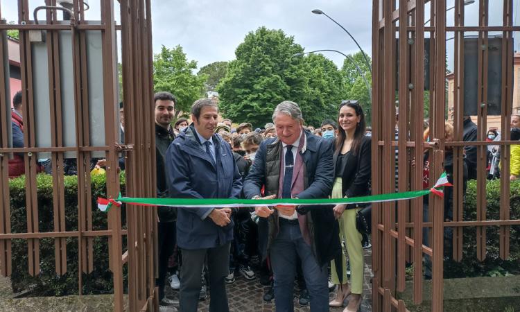Tolentino, lavori ultimati: taglio del nastro per i 'nuovi' giardini pubblici "John Lennon" Tolentino, lavori ultimati: taglio del nastro per i 'nuovi' giardini pubblici "John Lennon"