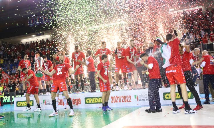 Lube campione d'Italia, è qui la festa. Simon saluta da mvp: "Un sogno, meglio del primo scudetto" (FOTO e VIDEO) Lube campione d'Italia, è qui la festa. Simon saluta da mvp: "Un sogno, meglio del primo scudetto" (FOTO e VIDEO)