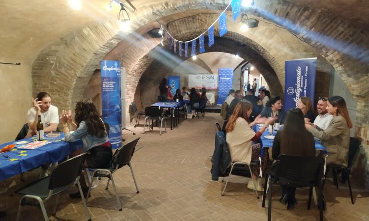 Macerata, lo 'Speakeasy' dei giovani per costruire il futuro dell'Europa. “Serve maggiore inclusione" (FOTO e VIDEO) Macerata, lo 'Speakeasy' dei giovani per costruire il futuro dell'Europa. “Serve maggiore inclusione" (FOTO e VIDEO)