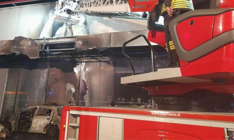 Appicca fuoco all'auto, le fiamme si propagano all'entrata di un negozio: arrestato 25enne Appicca fuoco all'auto, le fiamme si propagano all'entrata di un negozio: arrestato 25enne