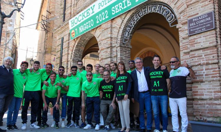 Hockey Potenza Picena in A1, il sindaco Tartabini apre le porte del Municipio ai campioni (FOTO) Hockey Potenza Picena in A1, il sindaco Tartabini apre le porte del Municipio ai campioni (FOTO)