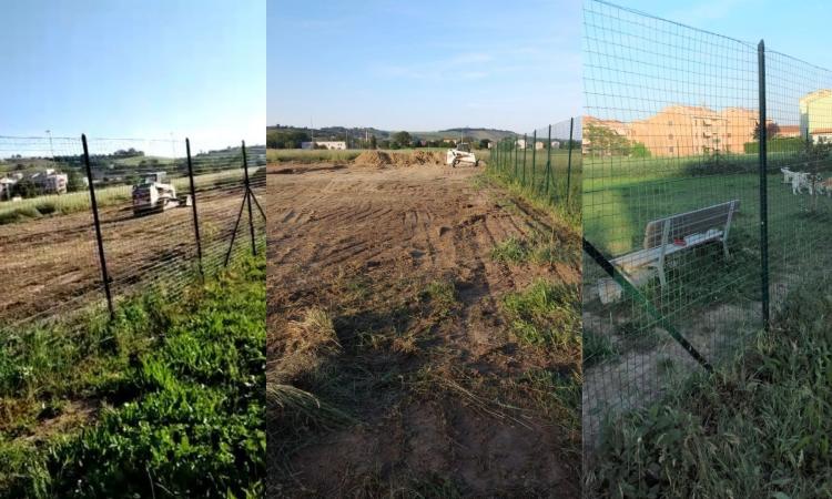 Macerata, campo da calcio e area cani divisi solo da una rete. Monta la protesta: "Un pericolo" (FOTO) Macerata, campo da calcio e area cani divisi solo da una rete. Monta la protesta: "Un pericolo" (FOTO)