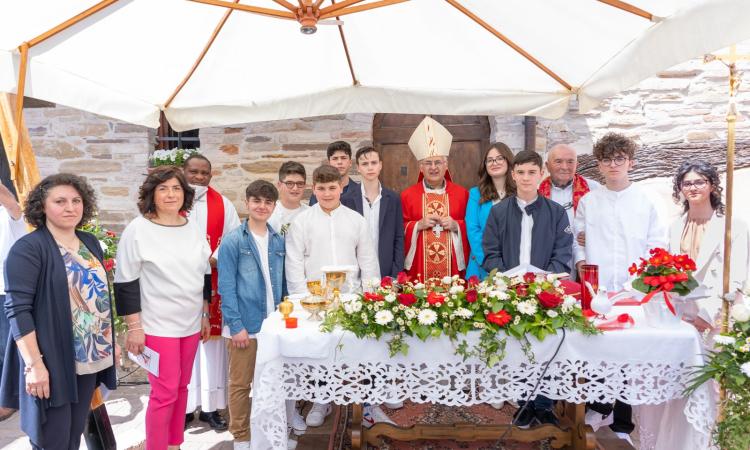 San Severino, visita pastorale dell'arcivescovo Massara a Serralta per le cresime