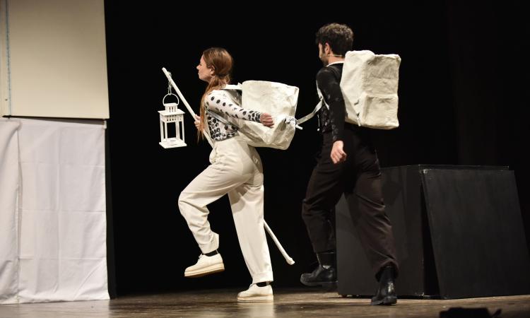 Civitanova, le scuole tornano a teatro con lo spettacolo "Punto e Punta" Civitanova, le scuole tornano a teatro con lo spettacolo "Punto e Punta"