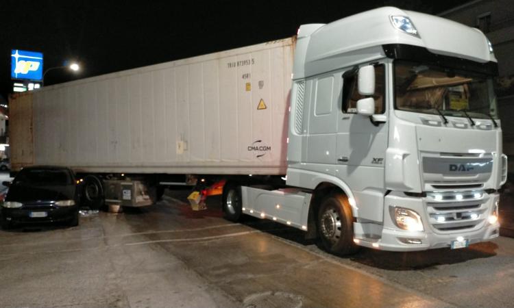 Civitanova, camion travolge auto in transito: traffico bloccato (FOTO) Civitanova, camion travolge auto in transito: traffico bloccato (FOTO)