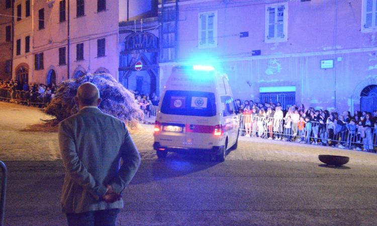 Camerino, accusa un malore prima del corteo per l'offerta dei Ceri: muore un uomo Camerino, accusa un malore prima del corteo per l'offerta dei Ceri: muore un uomo