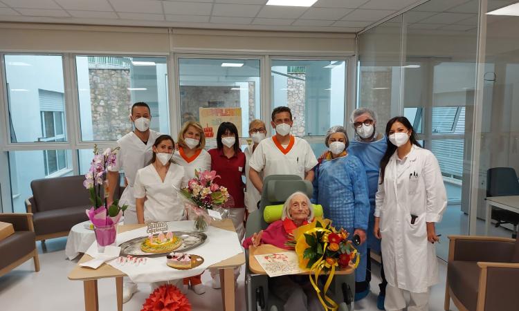 Macerata, la signora Fernanda spegne 100 candeline: festa a Villalba Macerata, la signora Fernanda spegne 100 candeline: festa a Villalba