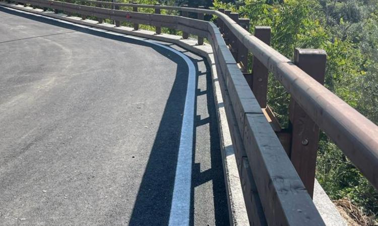 Treia, riapre al traffico la strada intorno alle mura del centro storico: terminati i lavori Treia, riapre al traffico la strada intorno alle mura del centro storico: terminati i lavori