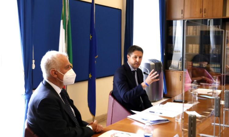 Ufficiale, a Macerata arriva il taser: da lunedì sarà in dotazione alle forze dell'ordine Ufficiale, a Macerata arriva il taser: da lunedì sarà in dotazione alle forze dell'ordine