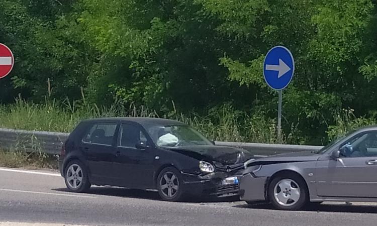 Auto contromano, frontale a Corridonia: due feriti al pronto soccorso (FOTO)