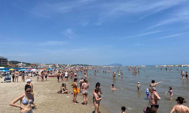 Civitanova, è qui l'estate: primo caldo di stagione e spiagge già affollatissime (FOTO) Civitanova, è qui l'estate: primo caldo di stagione e spiagge già affollatissime (FOTO)