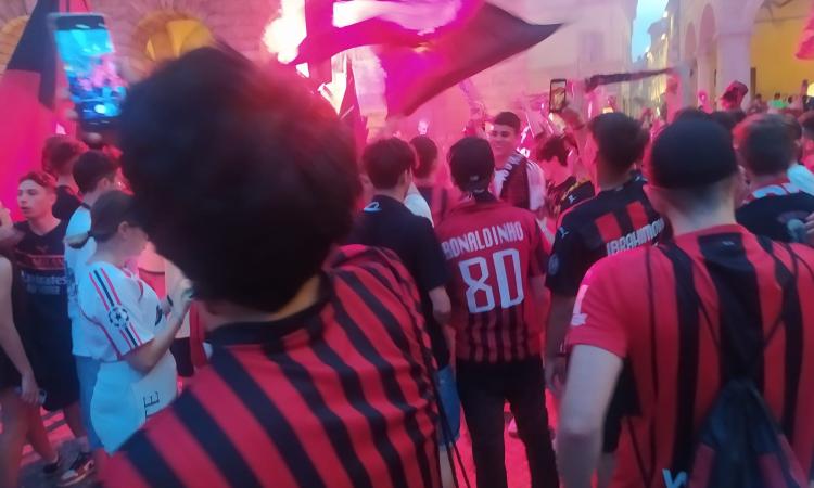 Il Milan è 'Campione d'Italia' per la 19a volta, esplode la gioia dei tifosi maceratesi (FOTO e VIDEO)