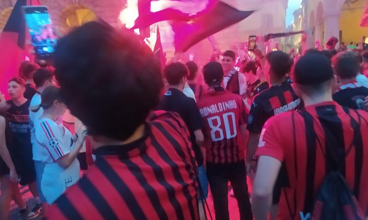 Il Milan è 'Campione d'Italia' per la 19a volta, esplode la gioia dei tifosi maceratesi (FOTO e VIDEO) Il Milan è 'Campione d'Italia' per la 19a volta, esplode la gioia dei tifosi maceratesi (FOTO e VIDEO)