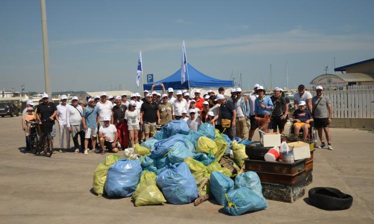 Civitanova, giornata ecologica al porto: raccolti chili di rifiuti