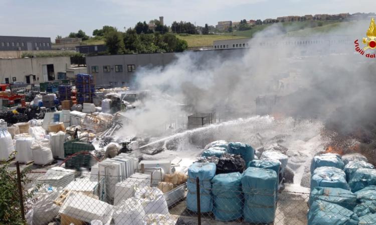 Montefano, a fuoco materiale plastico: incendio nella zona industriale (VIDEO) Montefano, a fuoco materiale plastico: incendio nella zona industriale (VIDEO)