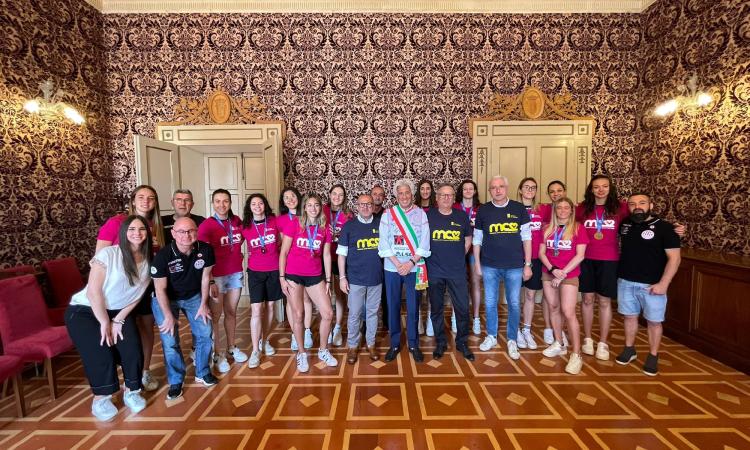La CBF Balducci HR Macerata porta la Coppa in Comune: "La città è orgogliosa di voi" La CBF Balducci HR Macerata porta la Coppa in Comune: "La città è orgogliosa di voi"