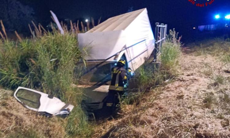 Incidente in A14, camion esce di strada e finisce nel fossato: conducente al Pronto Soccorso