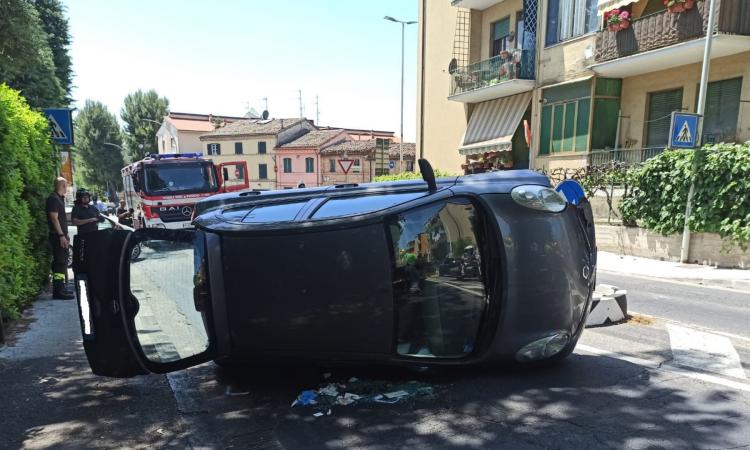 Macerata, auto si ribalta e rimane in bilico su una fiancata: conducente all'ospedale (FOTO)