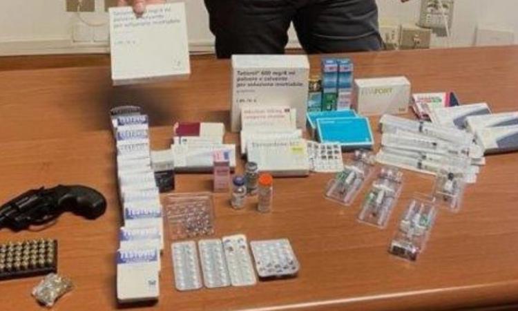 Civitanova, oltre 30 scatole di sostanze dopanti in casa e una pistola in auto: denunciato
